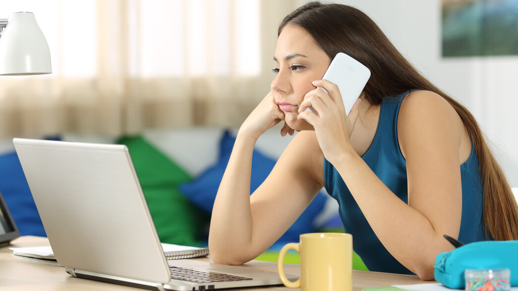 אישה ממתינה על הקו אישה ממתינה על הקו