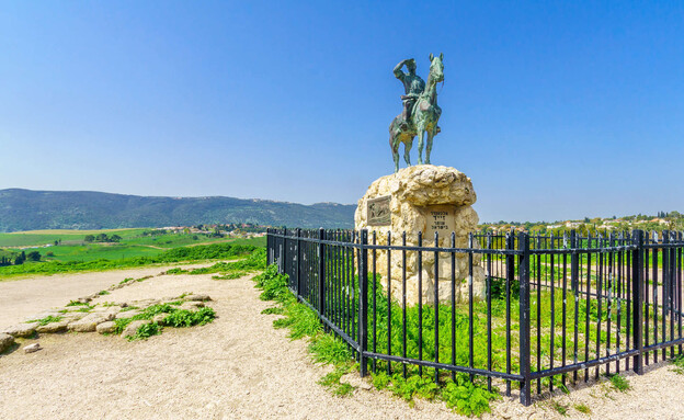 פסל אלכסנדר זייד קריית טבעון (צילום: RnDmS, shutterstock)