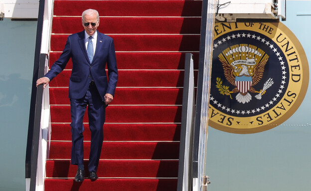 ביקור ביידן בישראל: הנשיא יורד מהמטוס (צילום: Noam Revkin Fenton Flash90, פלאש 90)