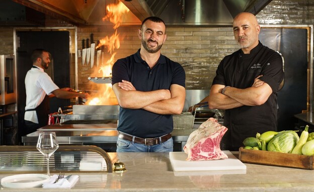 פאדי דבאח (משמאל) ויוסף זוזו חנא (מימין) במסעדת "אומניה" (צילום: אנטולי מיכאלו)