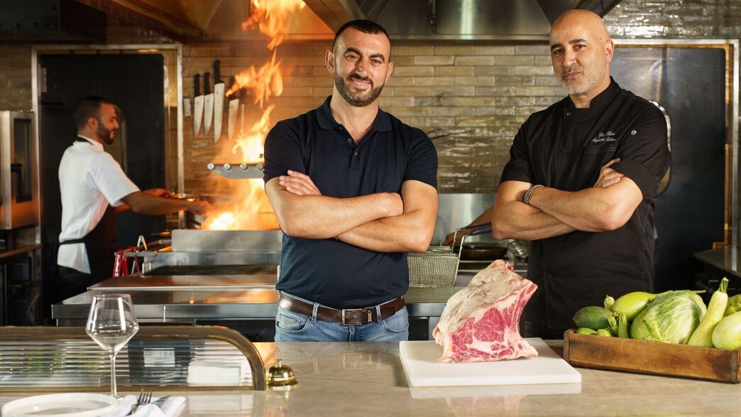 פאדי דבאח (משמאל) ויוסף זוזו חנא (מימין) במסעדת "אומניה"