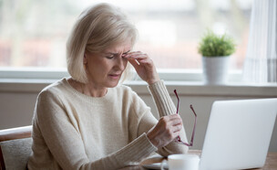 אישה מבוגרת עם עיניים כואבות  (צילום: fizkes, shutterstock)