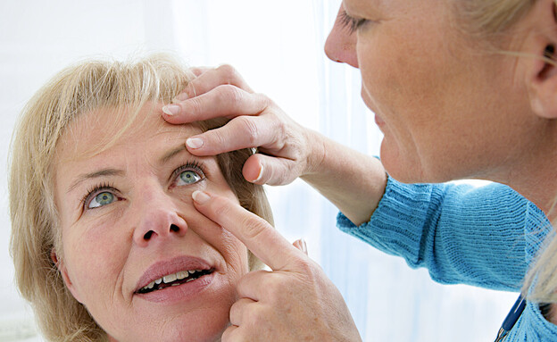 אישה מבוגרת בבדיקת עיניים  (צילום: JPC-PROD, shutterstock)