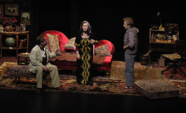 סנדרה שדה עם מוני מושונוב בהצגה "החדר האחורי" (צילום: N12)