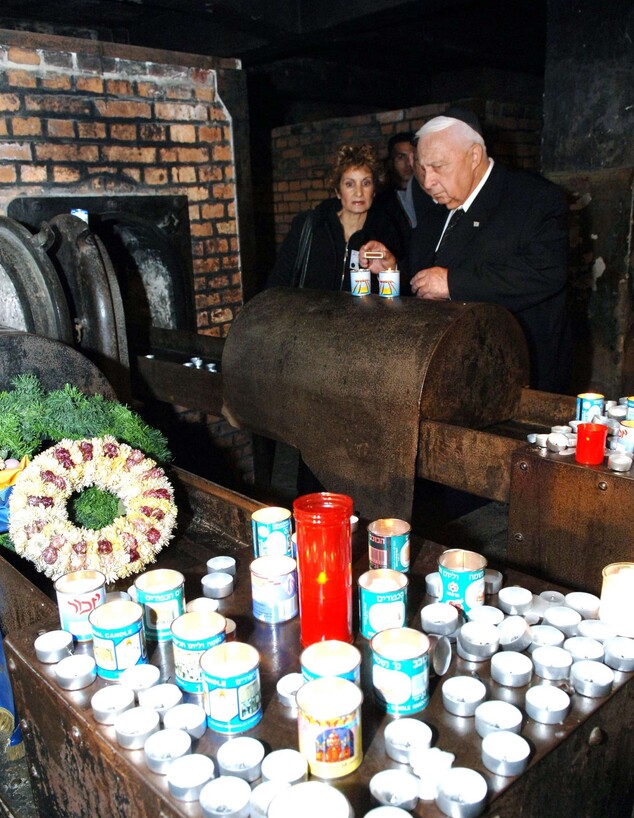 אריאל שרון ועדנה חלבני באושוויץ, 2005 (צילום: אבי אוחיון, לע"מ)