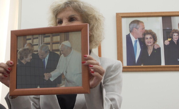 עדנה חלבני מציגה תמונה עם נתניהו והאפיפיור (צילום: החדשות 12, החדשות12)