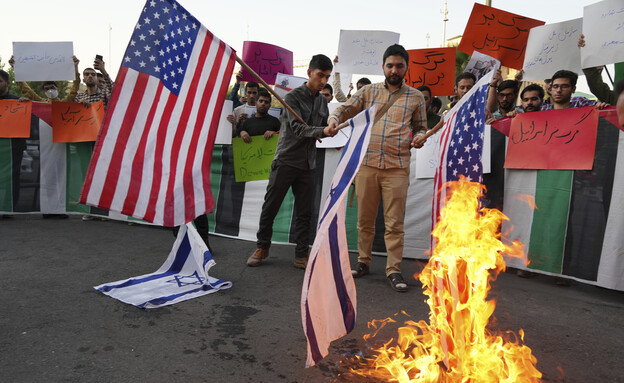 שריפת דגלי ארה"ב וישראל באיראן (צילום: Vahid Salemi, AP)