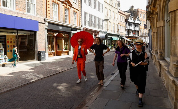 גל חום בבריטניה. עוברים ושבים ברחוב בקיימברידג' (צילום: Reuters)