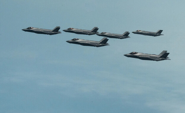 המטוסים בפעולה (צילום: Trevor Gordnier)