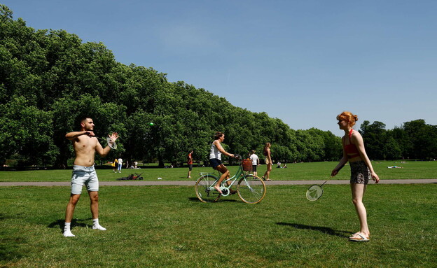 גל חום בבריטניה, מבלים בפארק בקיימברידג' (צילום: Reuters)