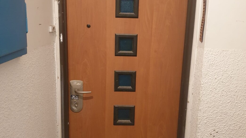 קרן רובינזון דלת, ג, קרן רובינזון דלת, ג,