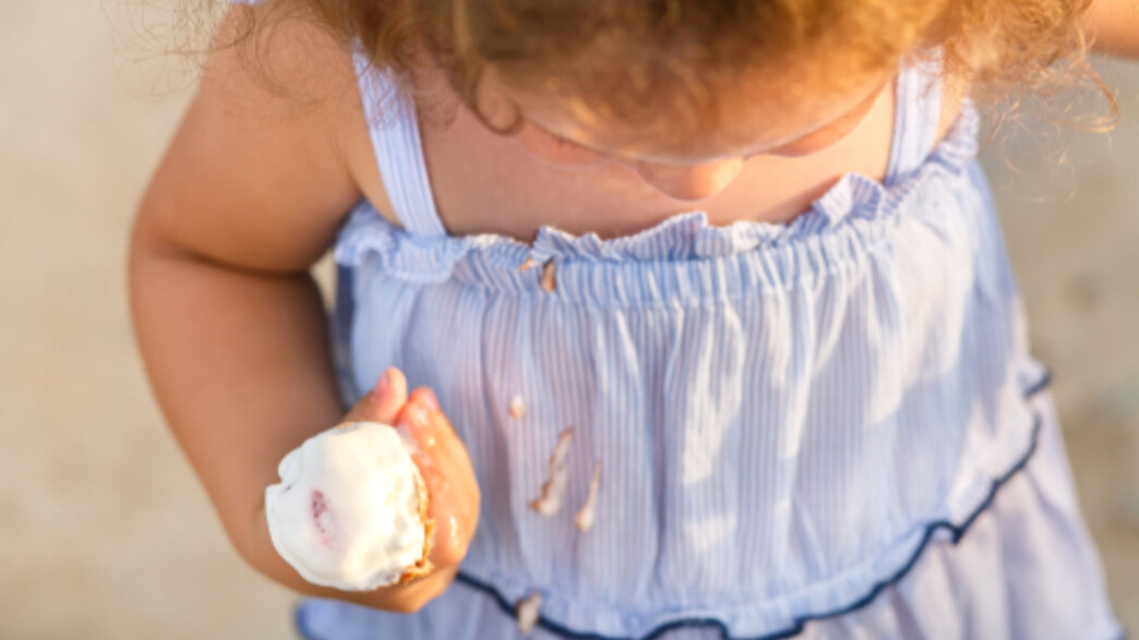 ילדה אוכלת גלידה (צילום: victoriyasmail, Shutterstock)