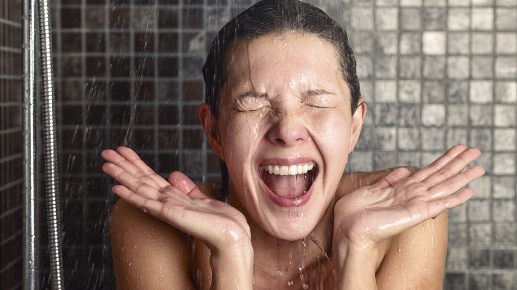 אישה מתקלחת (אילוסטרציה: Shutterstock)