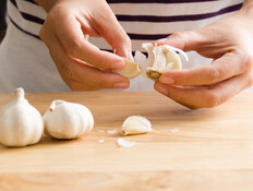 קילוף שיני שום (צילום: Nungning20, shutterstock)