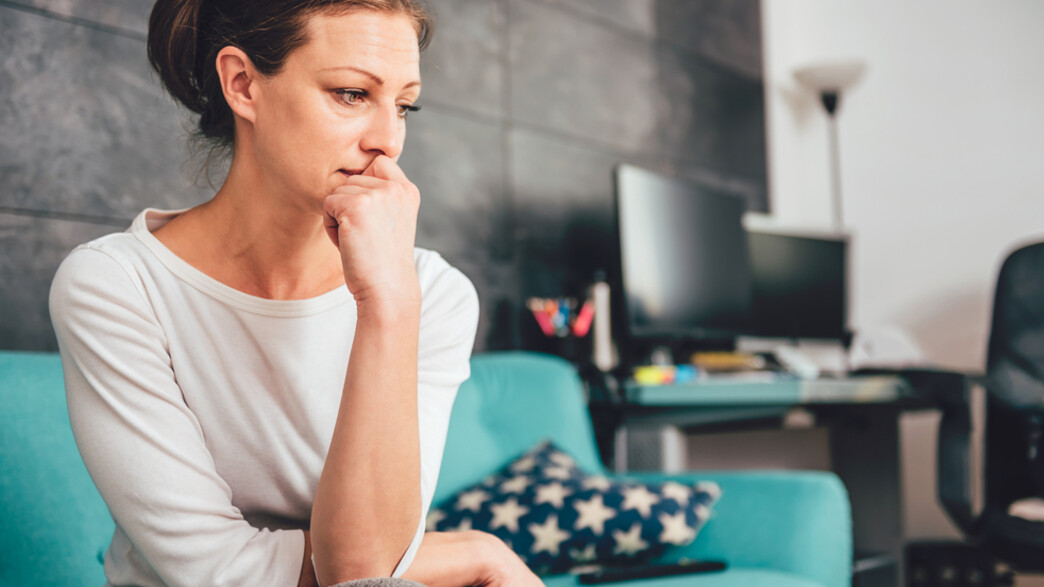 אישה חרדה, מודאגת