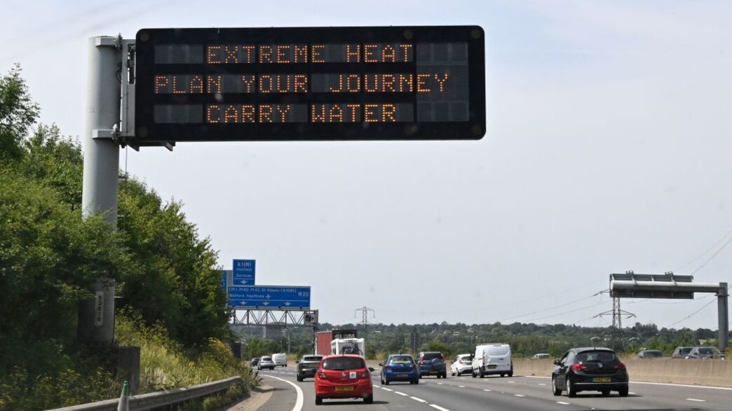 גל חום בבריטניה, אזהרות בכביש (צילום: DAMIEN MEYER via Getty Images)