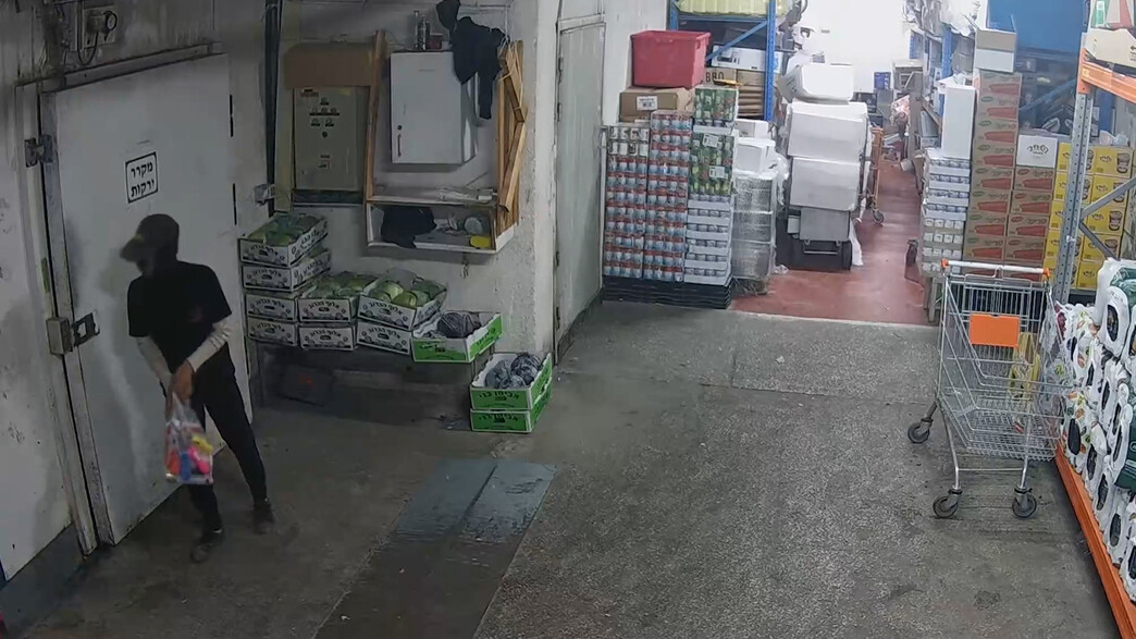 עובד זר פורץ לסופרמרקט (צילום: מצלמות אבטחה, מאקו)