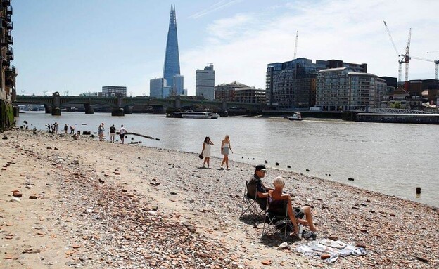 אנשים לגדות נהר התמזה בלונדון, מנסים לברוח מהחום (צילום: Reuters)