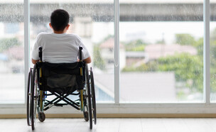 ילד בכיסא גלגלים, כיסא גלגלים (צילום: Bangkok Click Studio, shutterstock)