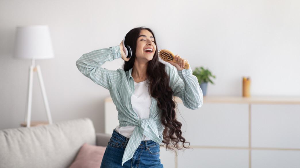 בחורה שרה בחורה שרה