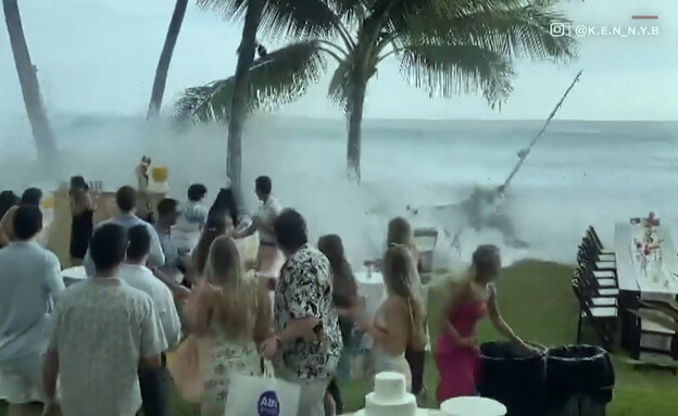 גלי ענק בהוואי הורסים חתונה (צילום: CNN)