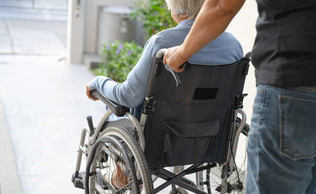 קשישה על כיסא גלגלים עם מטפל | אילוסטרציה (צילום: 123rf)