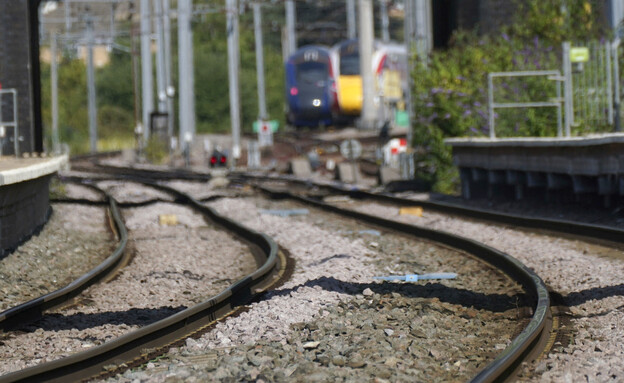 מסילות הרכבת התעקמו עקב גל החום בבריטניה (צילום: AP)