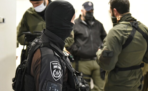 שוטרים בפשיטה בארגון משפחת חרירי (צילום: משטרת ישראל)