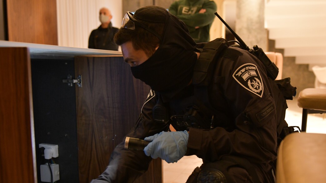 שוטרים בפשיטה בארגון משפחת חרירי