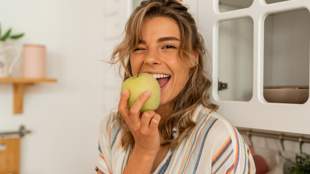תזונה מאוזנת - בחורה נוגסת בתפוח (צילום: Svitlana Sokolova, shutterstock)