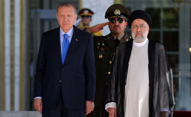 נשיא טורקיה ארדואן ונשיא איראן ראיסי (צילום: reuters)