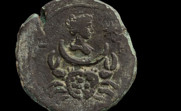 המטבע הנושא את דמותה של לונה, אלת הירח (צילום: דפנה גזית, רשות העתיקות)