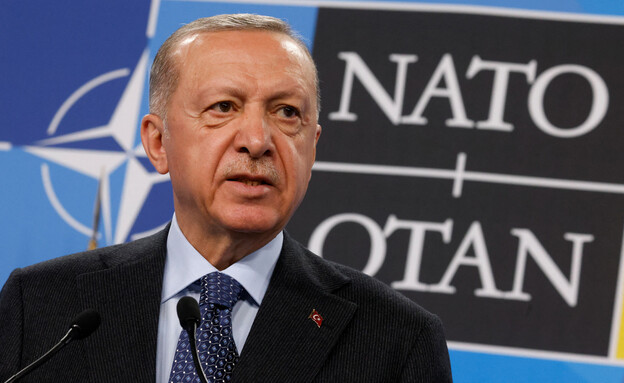הנשיא הטורקי ארדואן בפסגת מנהיגי נאט"ו (צילום: reuters)