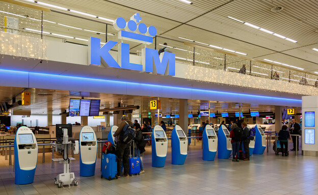 דלפקים של klm בנמל התעופה סכיפהול אמסטרדם (צילום: Markus Mainka, shutterstock)
