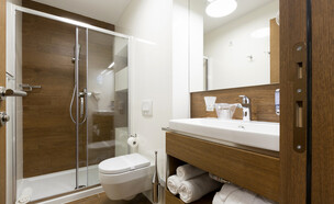 מקלחת במלון (צילום: Edvard Nalbantjan, shutterstock)