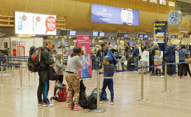 משפחה בנמל התעופה (צילום: Hans Christiansson, shutterstock)