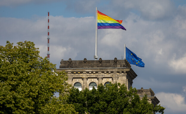 דגל הגאווה בבונדסטאג, ברלין (צילום: Christian Ender, GettyImages)