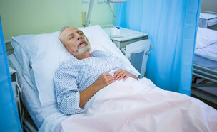 זקן חולה בבית החולים (אילוסטרציה: סאלי פאראג, shutterstock)