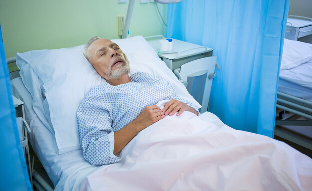 זקן חולה בבית החולים (אילוסטרציה: shutterstock)