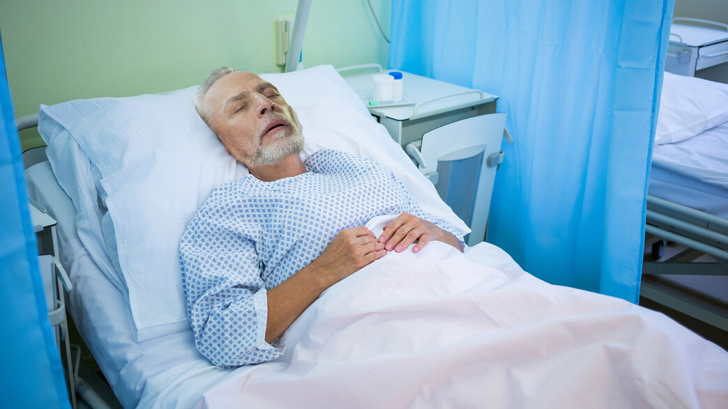 זקן חולה בבית החולים (אילוסטרציה: סאלי פאראג, shutterstock)