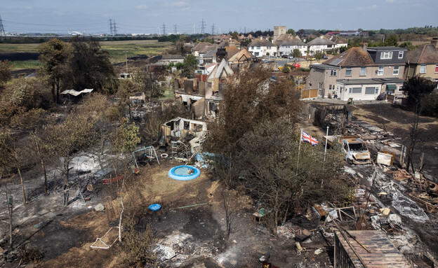 לאחר גל החום אזורים מיושבים באנגליה נפגעו בשריפות (צילום: Photo by Leon Neal/Getty Images)