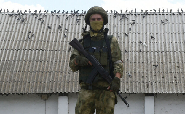 חייל בעיר שנכבשה (צילום: OLGA MALTSEVA/AFP/GettyImages)