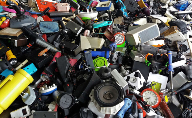 ערימת פסולת (פלסטיקים, מוצרים למיניהם)  (צילום: DAMRONG RATTANAPONG, shutterstock)