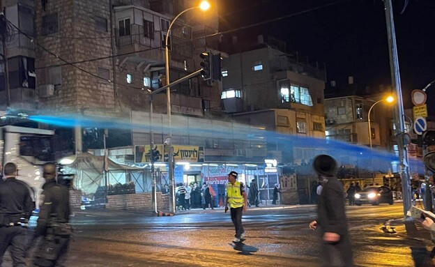 מכתזית בירושלים בהפגנות חרדים נגד הרכבת הקלה (צילום: מחאות החרדים הקיצוניים)