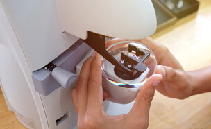 מעבדה לייצור משקפיים  (צילום: BORIMAT PRAOKAEW, shutterstock)