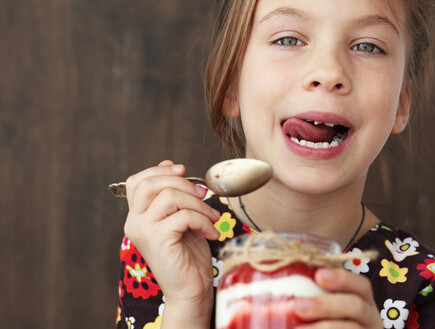 ילדה אוכלת יוגורט (צילום: Shutterstock)
