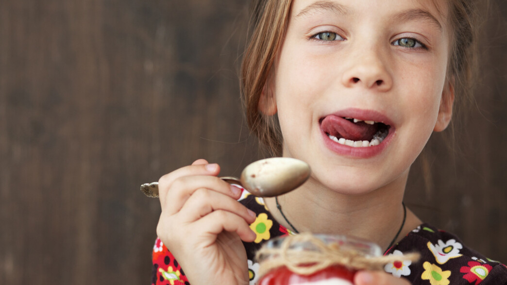 ילדה אוכלת יוגורט