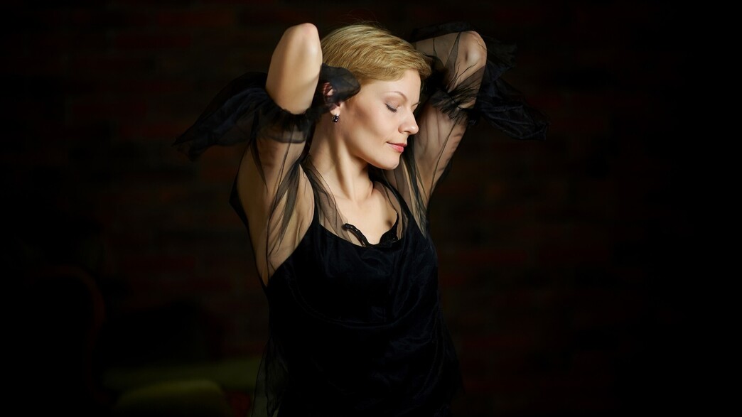 אישה לובשת שחור