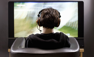 ילד משחק במחשב (צילום: realsimple.com)
