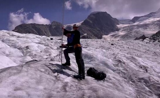 חוקרים מודאגים הגיעו למדוד את קצב המסת הקרחונים בא (צילום: Reuters)